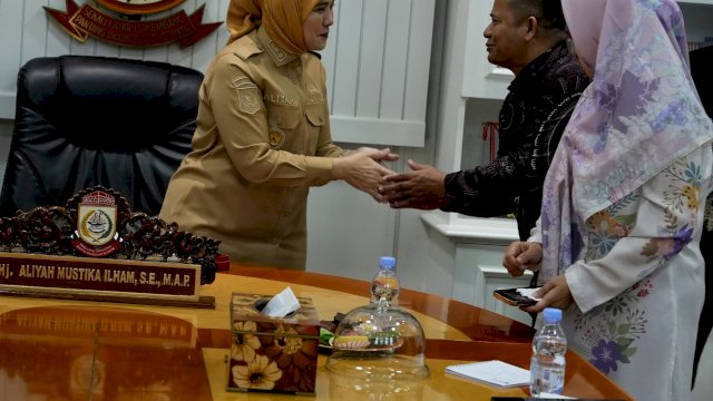 Wakil Wali Kota Makassar, Aliyah Mustika Ilham, saat menerima audiensi dari jajaran Perpustakaan Universitas Hasanuddin untuk membahas persiapan perayaan Hari Buku Nasional.
