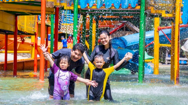 Potret keluarga menikmati wahana destinasi Bugis Waterpark Adventure.