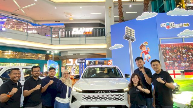 Peluncuran New Hilux di Atrium Mall Ratu Indah, Kota Makassar, Sabtu (11/7).