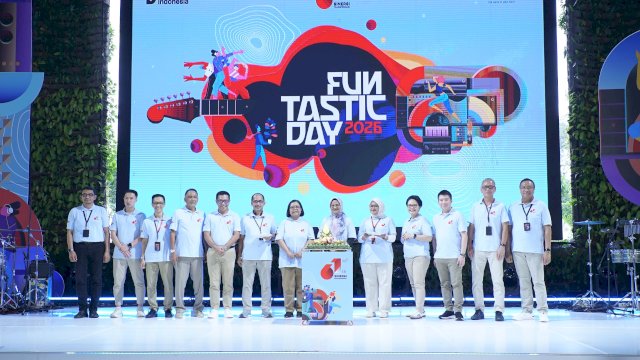 Dewan Komisaris, Direksi, dan Senior Leader TelkomGroup menghadiri puncak perayaan Hari Ulang Tahun ke-61 Telkom bertajuk Siner61 Transformasi - Funtastic Day 2026 di The Telkom Hub, Jakarta, Senin (6/7).