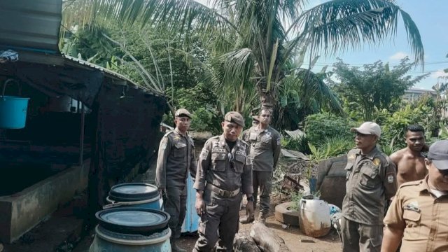 Tim Kecamatan Tamalate bersama BKO Satpol PP melakukan peninjauan ke lokasi eks kandang babi di Jalan Dg. Tata untuk memastikan area tersebut telah bersih dan steril.