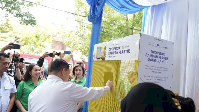 Wali Kota Makassar, Munafri Arifuddin, mendukung gerakan ekonomi sirkular dengan mempraktikkan pemilahan sampah ke drop box plastik daur ulang dalam program pemberdayaan masyarakat.