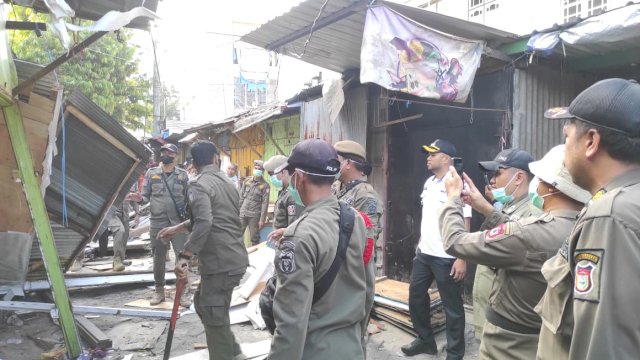 Tim gabungan Kecamatan Ujung Tanah dan Satpol PP melakukan penertiban lapak pedagang di kawasan Pasar Cidu untuk mengembalikan fungsi fasilitas umum.