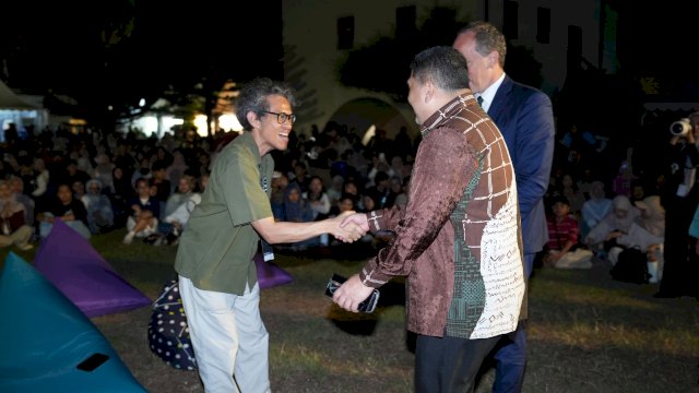 Wali Kota Makassar, Munafri Arifuddin, berjabat tangan dengan sineas nasional Riri Riza dalam momen pembukaan Makassar International Writers Festival 2026 di Benteng Rotterdam.