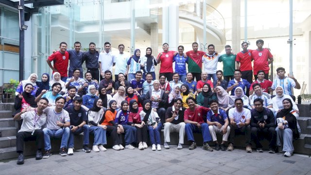 Karyawan KALLA kompak mengenakan  jersey tim favoritnya dalam ajang Piala Dunia 2026. Kegiatan ini merupakan bagian dari program Loving Monday at KALLA yang rutin dilaksanakan di lingkup perusahaan dengan tema yang berbeda-beda.