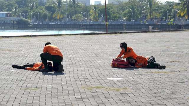 Relawan kebencanaan melakukan simulasi pertolongan pertama sebagai bagian dari rangkaian Apel Kesiapsiagaan terhadap Bencana di Makassar untuk menguji kesiapan personel.