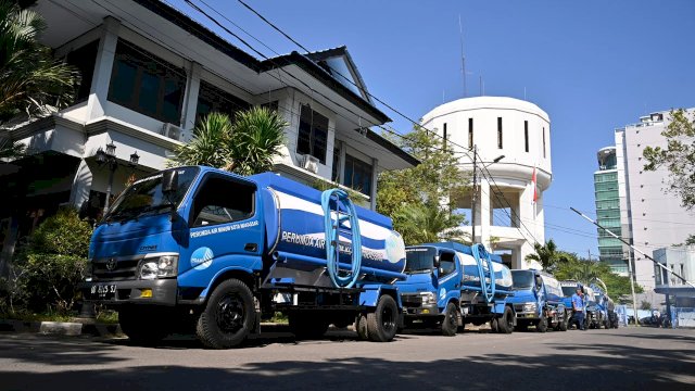 Perumda Air Minum Kota Makassar menyiagakan armada mobil tangki sebagai salah satu langkah mitigasi untuk melayani pelanggan yang terdampak penurunan debit air selama musim kemarau.