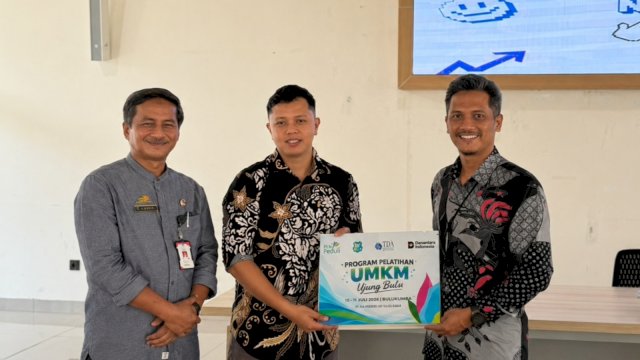PLN menyerahkan bantuan secara simbolis kepada Yayasan TDA dan Pemerintah Kabupaten Bulukumba sebagai bentuk dukungan terhadap pelaksanaan Program Pelatihan UMKM Ujung Bulu.