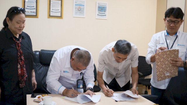 Rektor Kalla Institute, Syamril dan General Manager PT Pelabuhan Indonesia (Persero) Regional 4 Makassar, Iwan Sjarifuddin melakukan penandatangan MoU di  di Kantor Pelindo Regional 4 Makassar, Senin (6/7/2026) lalu.