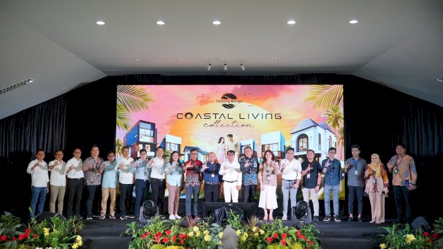 Peluncuran Coastal Living Collection di Madrid Hall Akkarena, Makassar, Kamis (16/7).