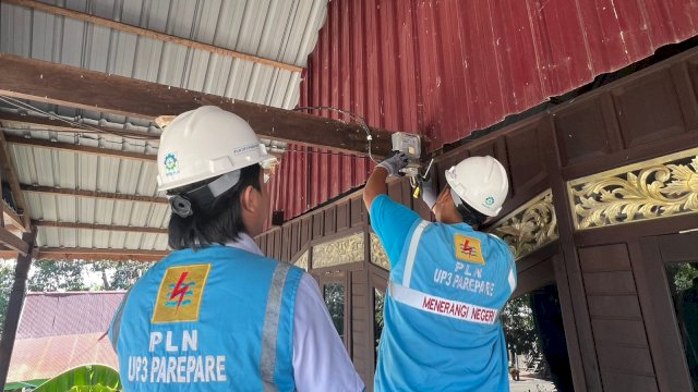 Ilustrasi Petugas PLN saat melakukan penambahan daya pada kWh meter milik pelanggan di Kabupaten Sidrap, Sulawesi Selatan.