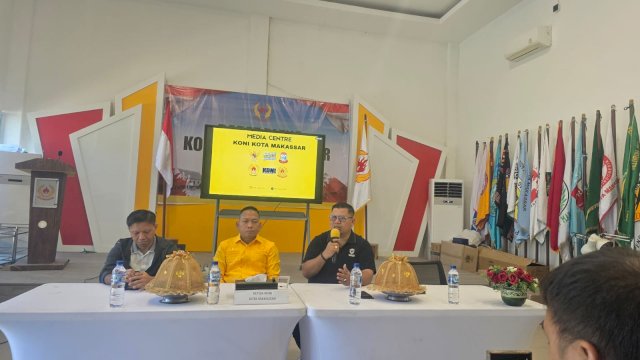 Auditor Internal KONI Kota Makassar, Ayuzar (kanan), saat memberikan klarifikasi terkait transparansi penggunaan dana hibah tahun anggaran 2025 kepada awak media.