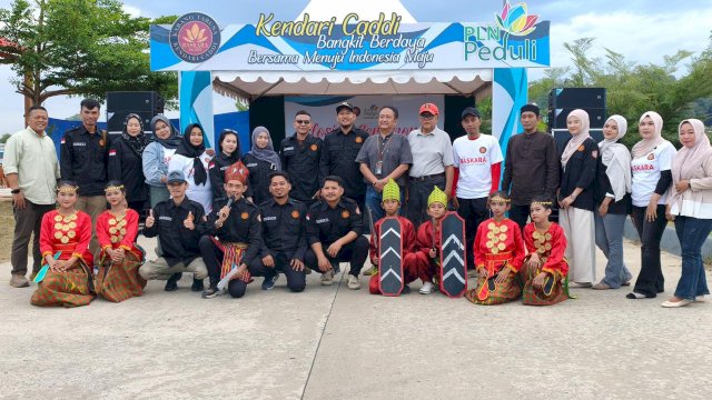 Wakil Wali Kota Kendari, Sudirman, S.E. (tengah), berfoto bersama peserta  pada penutupan Program TJSL Penguatan UMKM Kendari Caddi.