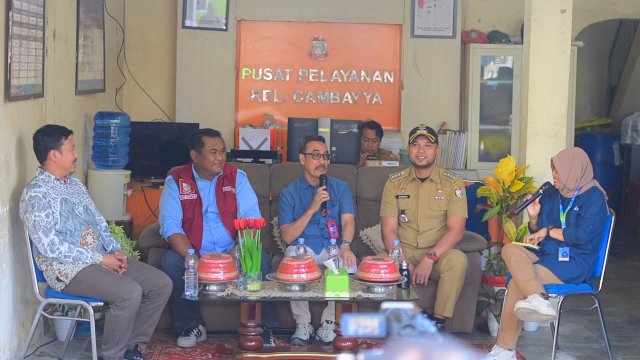 Plt Direktur Utama PDAM Kota Makassar, Andi Syahrum (tengah), bersama Camat Ujung Tanah Andi Unru dan narasumber lainnya saat mengikuti Dialog Luar Studio RRI Pro 1 Makassar di Kelurahan Cambayya.