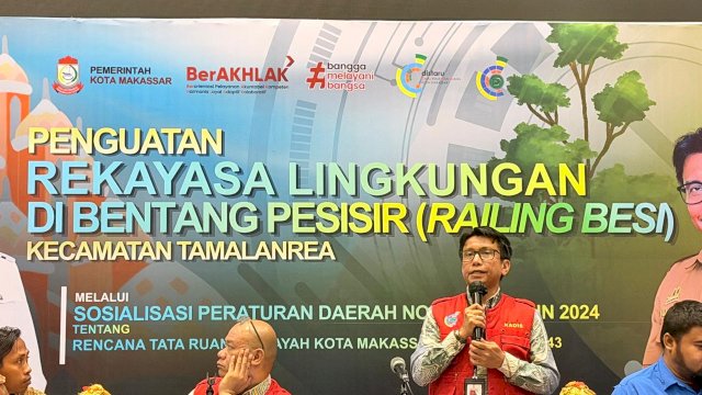 Kepala Distaru Kota Makassar, Muh Fuad Azis, memberikan pemaparan terkait inovasi pengawasan tata ruang "Railing Besi" yang terintegrasi dengan sistem digital WebGIS.