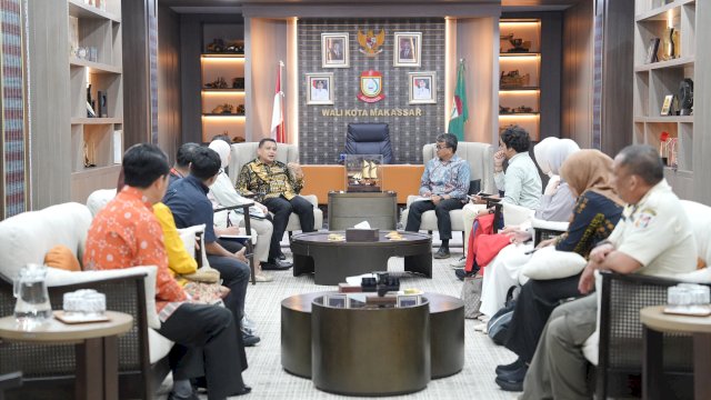 Wali Kota Makassar, Munafri Arifuddin, saat berdiskusi dengan tim peneliti dari Universitas Hasanuddin yang membahas kebijakan penataan Pedagang Kaki Lima (PKL) dan pengembalian fungsi ruang publik.