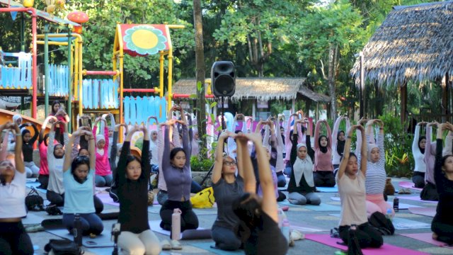 BWP Nature Yoga, di kawasan hijau Bugis Waterpark Adventure, pada Minggu (19/7).