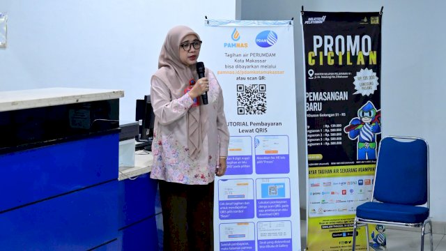 Pelaksana Tugas (Plt) Direktur Keuangan Perumda Air Minum Kota Makassar, Wirda Fauzah Madjid, saat membuka sosialisasi penggunaan QRIS di Kantor Wilayah Pelayanan IV, Jalan Ratulangi, Makassar, Jumat (24/7/2026).