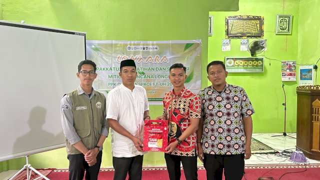 Penyerahan bantuan makanan anak secara simbolis dalam kegiatan pelatihan mitigasi bencana oleh Tim LONTARA PPK Ormawa SPACE FT-UH bersama Tagana dan Dinas Sosial Kabupaten Gowa di Dusun Tombongi, Desa Lonjoboko, Kamis (23/7/2026).