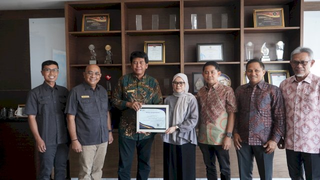 Penghargaan tersebut diserahkan langsung dalam kunjungan Kanwil DJP Sulselbartra yang berlangsung pada Kamis (23/07) di Wisma Kalla, Makassar.