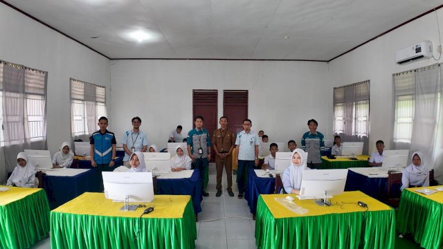 PLN UIP Sulawesi Salurkan Bantuan Fasilitas TIK untuk SMPN 2 Bungku Timur