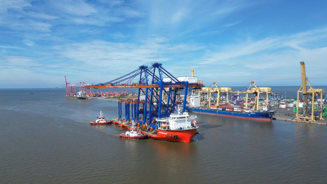 Pelindo Marine Kawal Penyandaran Alat Bongkar Muat Modern di Surabaya dan Belawan