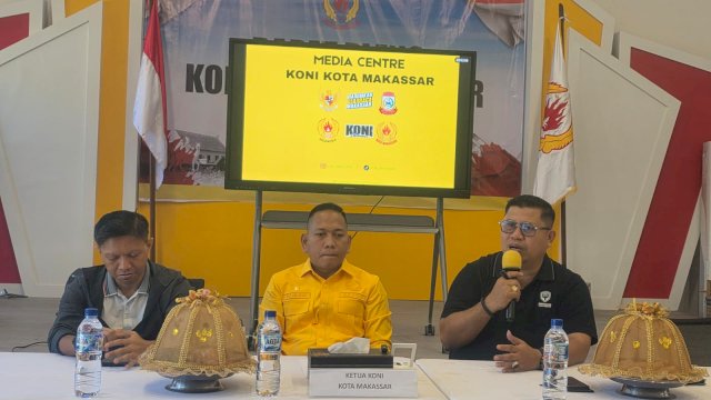 Auditor Internal KONI Kota Makassar, Ayuzar (kanan), didampingi Ketua KONI Makassar Ismail (tengah), saat memberikan keterangan pers di Media Centre KONI Kota Makassar.