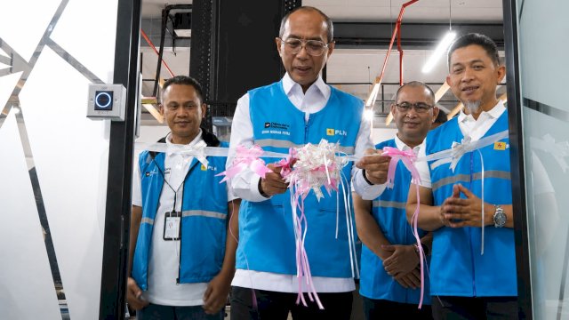 Direktur Teknologi, Engineering, dan Keberlanjutan PT PLN (Persero), Edwin Nugraha Putra (kedua dari kiri), melakukan pemotongan pita dalam peresmian HSSE Control Center PLN UID Sulselrabar, didampingi Executive Vice President HSSE PT PLN (Persero), Dispriansyah (kedua dari kanan), General Manager PLN UID Sulselrabar, Edyansyah (pertama dari kanan), serta Manager K3L dan Keamanan PLN UID Sulselrabar, Arman (pertama dari kiri), dalam rangkaian kegiatan Board of Directors (BOD) Safety Walkdown di 