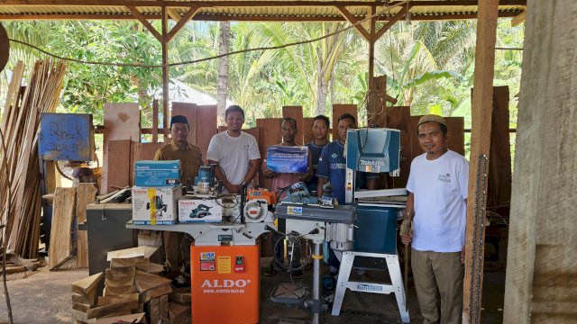 Tingkatkan Kapasitas Usaha Mebel di Pohuwatu, PLN UIP Sulawesi Salurkan Bantuan TJSL ke UMKM Bulangita Kreatif