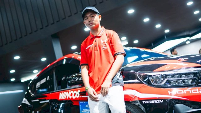 Pebalap muda berbakat asal Sulawesi Selatan, Ananda Zayn Neymar (14 tahun), resmi menorehkan sejarah baru sebagai pebalap luar Jawa pertama yang memperkuat tim pabrikan Honda Racing Indonesia.