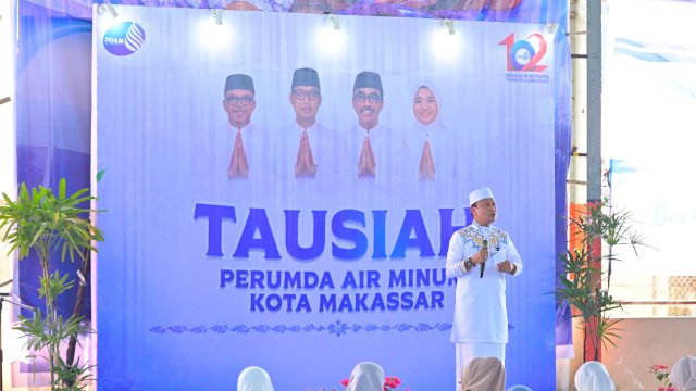 Penceramah kondang Ustadz Dr. Das'ad Latief saat menyampaikan tausiah dalam rangka peringatan HUT ke-102 PDAM Makassar di Ruang Terbuka Hijau (RTH) PDAM Makassar, Kamis (6/8/2026).