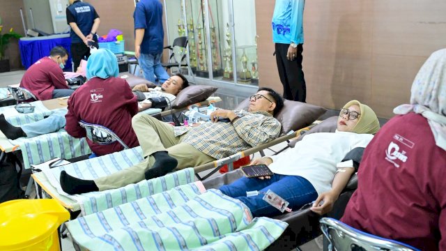 Sejumlah pegawai dan peserta antusias mengikuti aksi donor darah yang diselenggarakan oleh Perumda Air Minum Kota Makassar bekerja sama dengan Karang Taruna dan RS Wahidin Sudirohusodo di Aula Tirta Dharma, Jumat (7/8/2026).