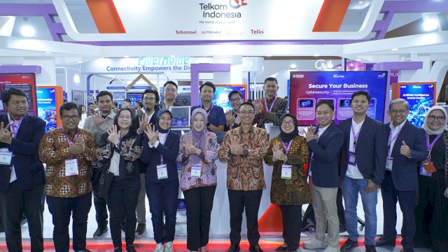 Direktur IT Digital Telkom Faizal Rochmad Djoemadi mengunjungi AI Zone Telkom pada DTI-CX 2026 untuk melihat langsung kapabilitas AIcosystem, termasuk Omni Communication Assistant (OCA). Solusi berbasis AI ini dirancang untuk membantu perusahaan meningkatkan efisiensi operasional sekaligus menghadirkan pengalaman pelanggan yang lebih responsif.

*Foto 2:* Direktur IT Digital Telkom Faizal Rochmad Djoemadi mengunjungi AI Zone Telkom di DTI-CX 2026 untuk meninjau kapabilitas AIcosystem dalam men