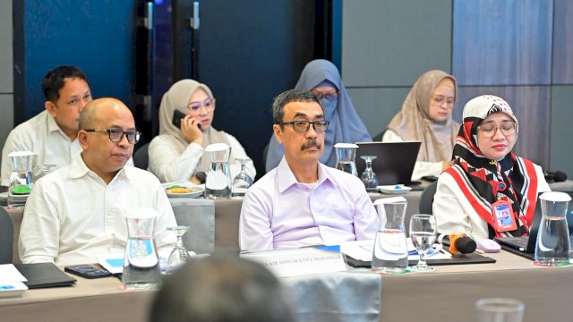 Jajaran Pelaksana Tugas (Plt) Direksi Perumda Air Minum Kota Makassar saat mengikuti rapat evaluasi yang mencatatkan lonjakan laba signifikan hingga Juli 2026.