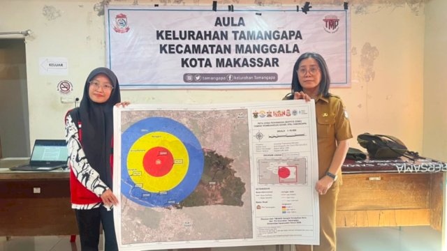 Perwakilan mahasiswa KKN-T Perubahan Iklim Gelombang 116 Universitas Hasanuddin saat menyerahkan peta wilayah edukasi dan buffer zone TPA Tamangapa kepada pihak Kelurahan Tamangapa, Senin (10/8/2026).