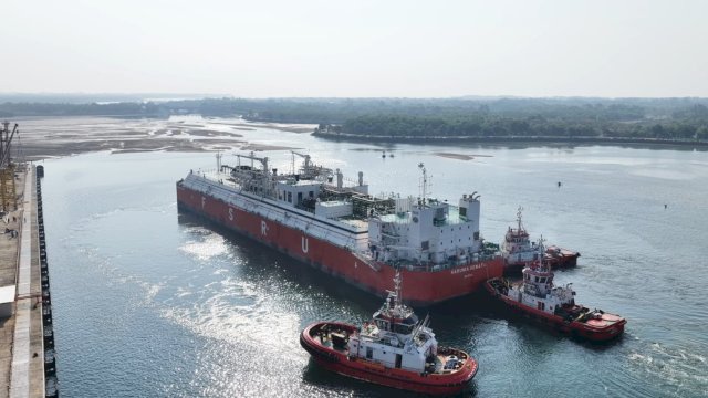 Dukung BMTH, Pelindo Marine Berhasil Relokasi FRU dan FSRU Energi Bali ke Area AP2