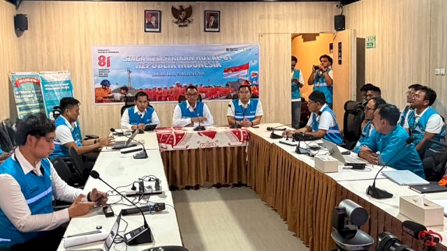 Suasana Direktur Utama PLN, Darmawan Prasodjo, saat memimpin rapat koordinasi siaga bencana Flores, Nusa Tenggara Timur, sekaligus melakukan konferensi pers di PLN Unit Pelayanan Pelanggan Flores Bagian Barat, Manggarai Barat, pada Sabtu malam (15/8). Darmawan menyampaikan bahwa PLN melakukan pengamanan secara menyeluruh terhadap sistem kelistrikan nasional guna mendukung seluruh rangkaian peringatan Hari Ulang Tahun (HUT) ke-81 Kemerdekaan Republik Indonesia (RI).