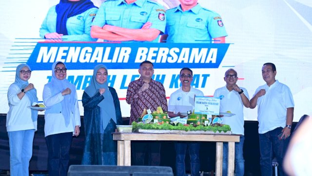 Wali Kota Makassar Munafri Arifuddin bersama jajaran direksi dan pejabat struktural saat memotong tumpeng dalam puncak peringatan HUT ke-102 PDAM Makassar di Pantai Indah Bosowa, Sabtu (15/8/2026).
