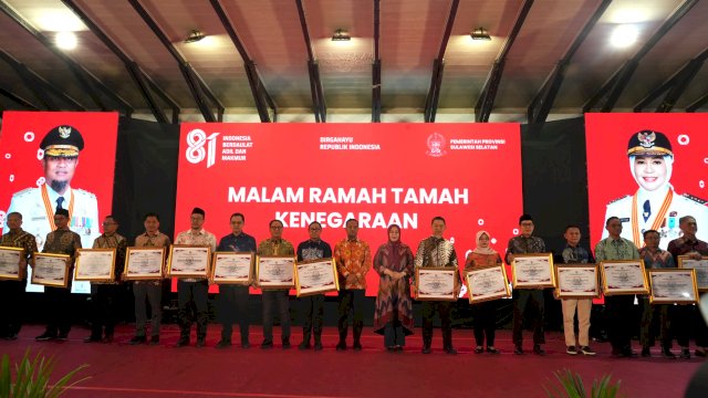 Para penerima penghargaan, termasuk General Manager PLN UID Sulselrabar Edyansyah, pada Malam Ramah Tamah Kenegaraan HUT ke-81 RI di Rumah Jabatan Gubernur Sulawesi Selatan, Senin (17/8).