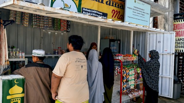 Aktivitas para santri yang berbelanja di minimarket Pondok Pesantren Ummul Qurra Kendari, beberapa waktu lalu.