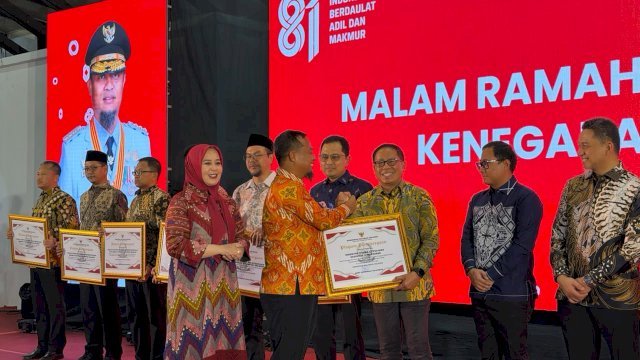 Penghargaan diserahkan langsung oleh Gubernur Sulsel, Andi Sudirman Sulaiman, kepada Executive Director 4 Pelindo Regional 4, Abdul Azis, dalam acara Malam Ramah Tamah Kenegaraan di Rumah Jabatan Gubernur Sulsel, Makassar, Senin malam (17/8/2026).