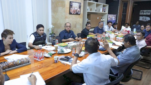 Sejumlah pembuat konten podcast jurnalistik saat menggelar pertemuan dan menandatangani komunike bersama di Rumah Podcast Akbar Faizal Uncensored, Jakarta, mendesak pengaturan hak ekonomi dalam revisi UU Hak Cipta.