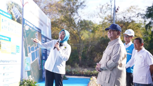 Pemaparan walking gallery oleh Direktur Jenderal Energi Baru, Terbarukan, dan Konservasi Energi, Eniya Listiani Dewi (kiri) dalam acara Launching & Groundbreaking Program PLTS 100 GWp pada Selasa (25/8) di Gilimanuk, Bali.