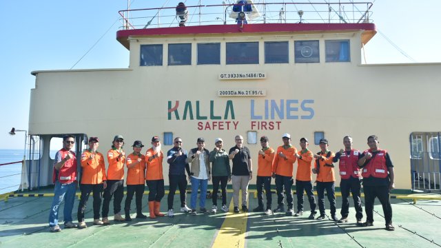 CEO KALLA, Solihin Jusuf Kalla, mengunjungi tim relawan yang akan berangkat bersama kapal kemanusiaan KM Rania di Pelabuhan Soekarno-Hatta Makassar, Kamis (27/8/2026).