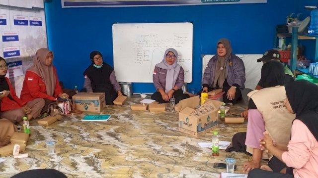 Penyuluh pertanian memberikan materi pengelolaan lahan dan pembuatan kompos kepada anggota KWT Wulasi Mandiri dalam program pemberdayaan masyarakat oleh PLN UIP Sulawesi di Desa Manurung, Luwu Timur.