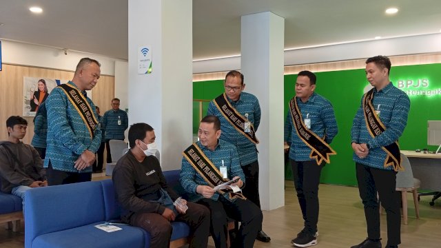 Dalam kunjungan tersebut, Trisna didampingi jajaran direksi BPJS Ketenagakerjaan Makassar, langsung berinteraksi dengan peserta, membantu proses pengajuan klaim, hingga memastikan seluruh pelayanan berjalan optimal.