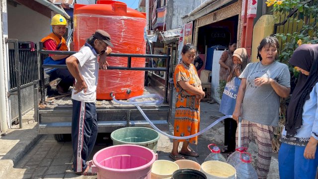 Antisipasi Kemarau, PDAM Makassar Pakai Pikap Bertandon Salurkan Air Bersih Gratis ke Lorong Warga