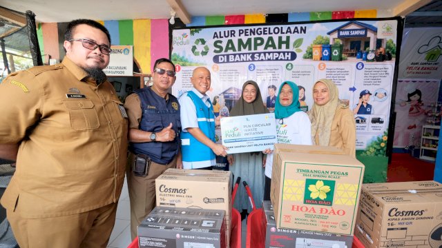 Foto bersama penyerahan sarana dan prasarana pengolahan sampah yang terdiri dari mesin jahit, timbangan, gerobak, dan lain lain