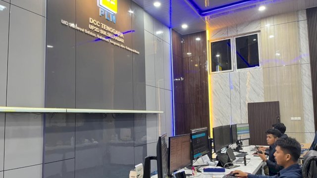 Petugas Dispatcher PLN UP2D Sulselrabar siaga memantau sistem kelistrikan selama 24 jam.
