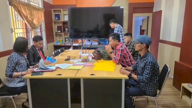 Petugas PLN UPP Sulawesi Selatan melakukan rapat koordinasi bersama Kepala Badan Pengelolaan Keuangan dan Aset Daerah (BPKAD) Morowali Utara, Delfia Parenta (berbaju batik), Kepala Bidang Aset, dan staf terkait di Ruang Rapat Kantor BPKAD Morowali Utara.